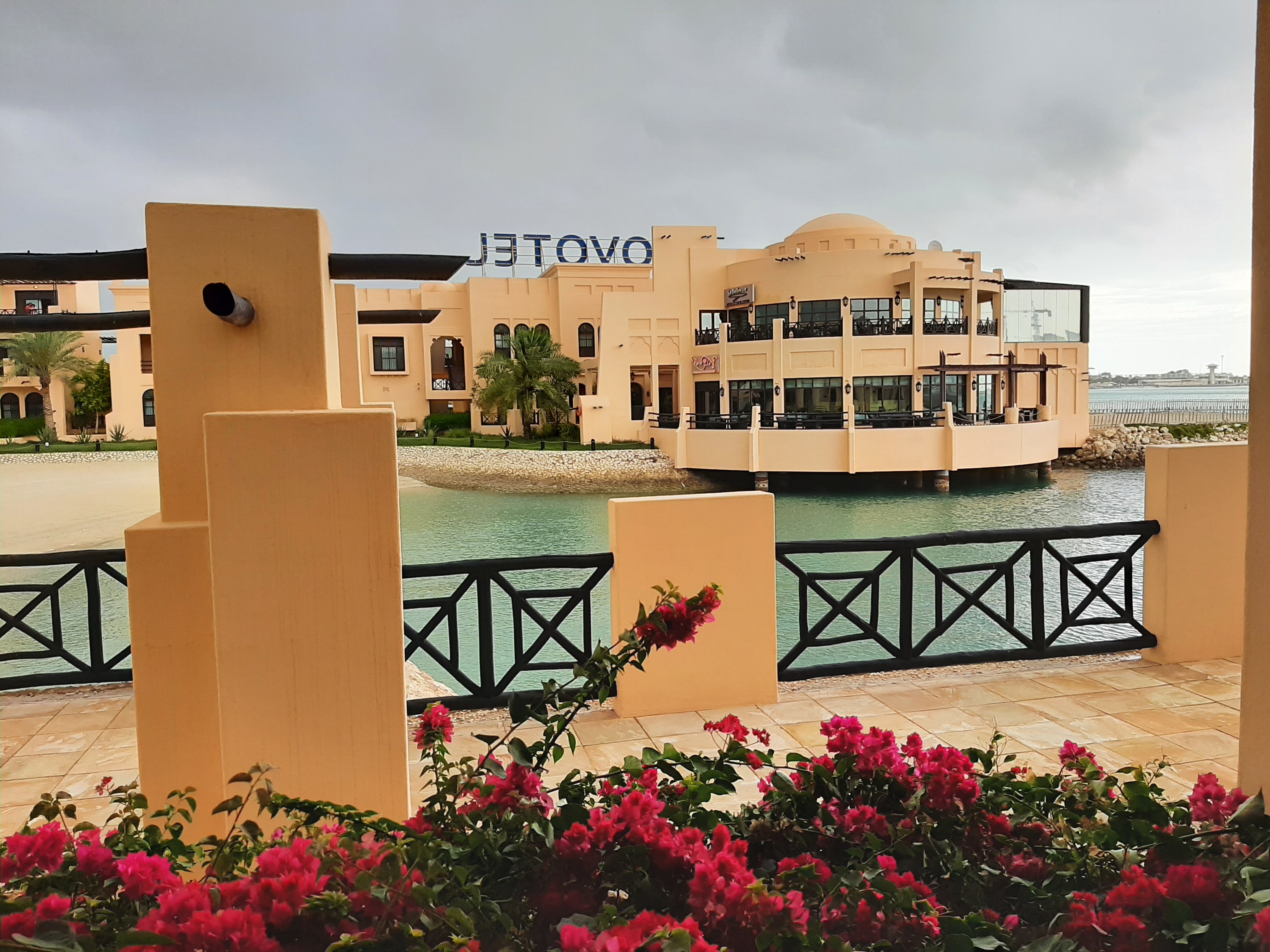 Фото Novotel Bahrain Al Dana Resort