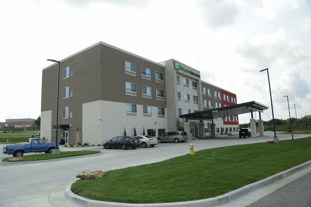 Фото Holiday Inn Express & Suites Kansas City - Lee's Summit, an Ihg Hotel