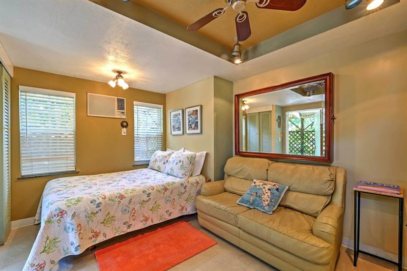 Фото Miami Beach HomeStay