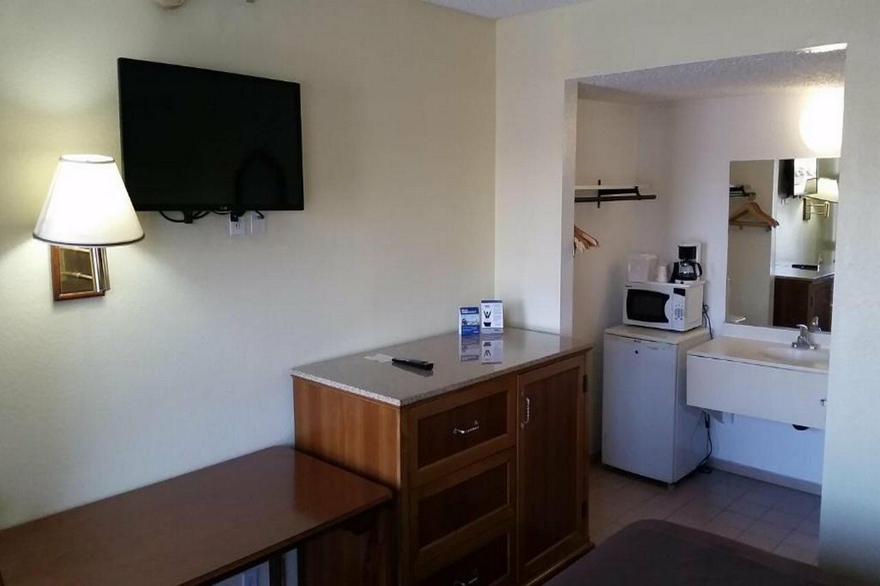 Фото Travelodge by Wyndham Fullerton Near Anaheim