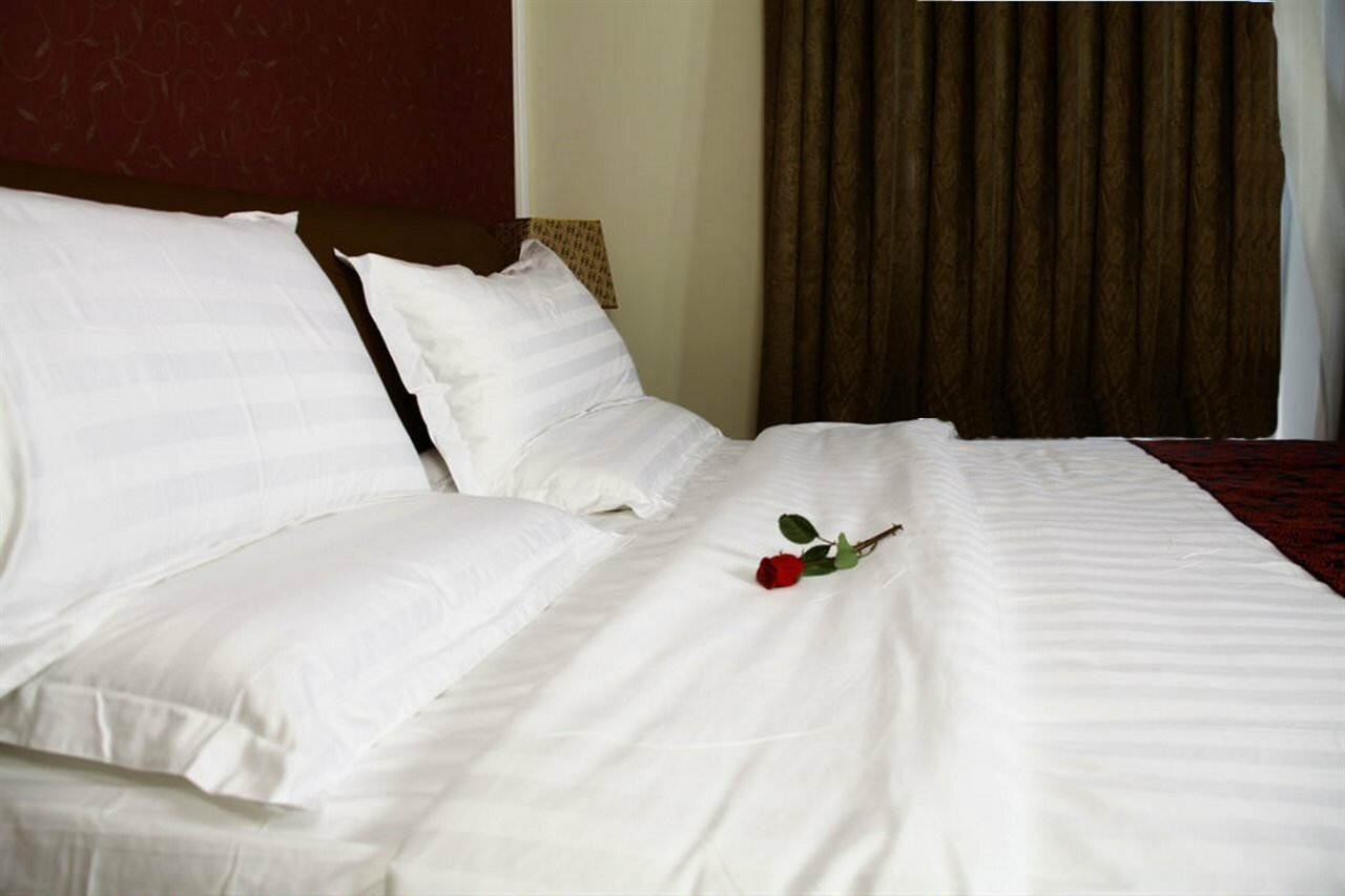 Фото Laguna Hotel Suites