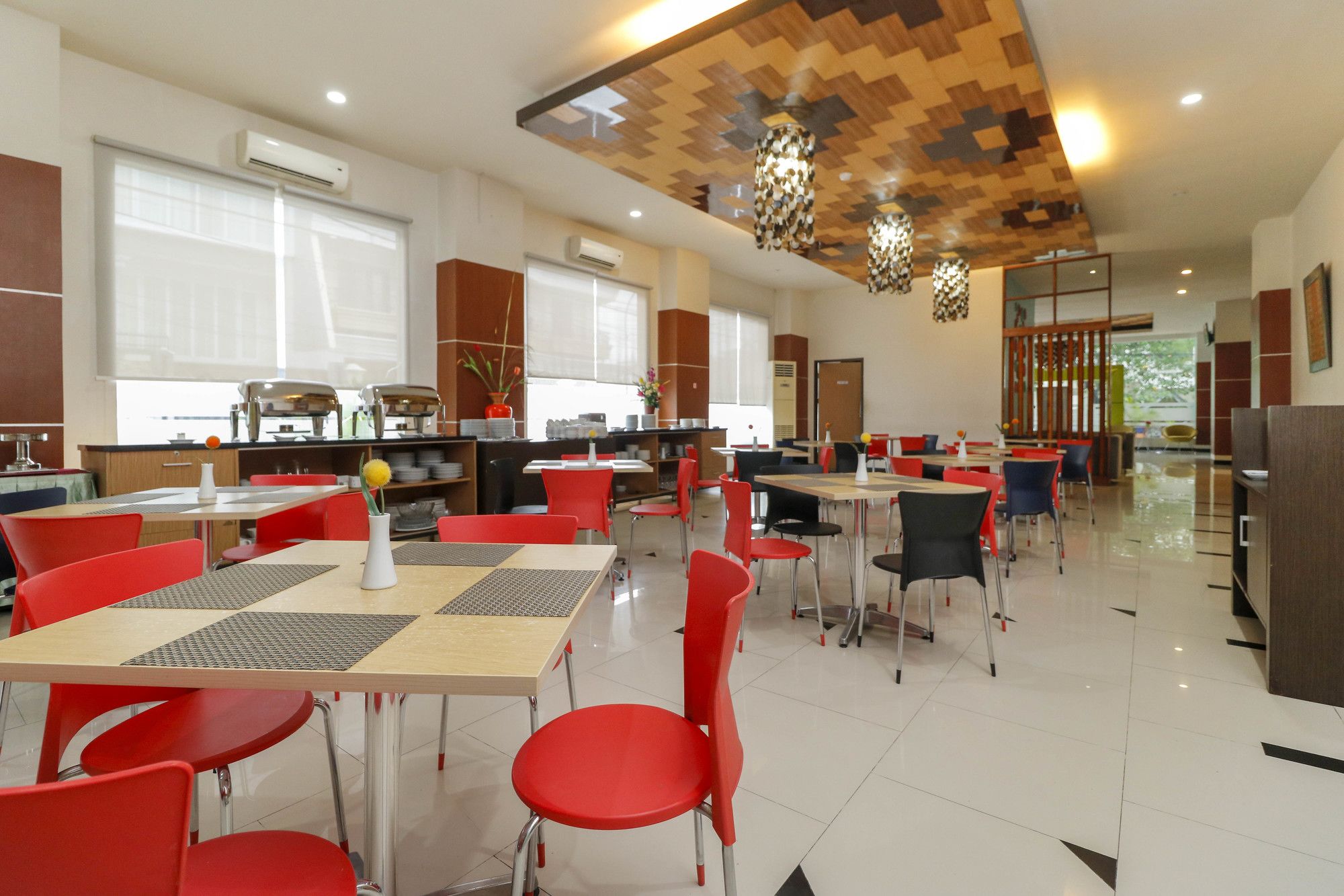 Фото RedDoorz Plus near Pantai Losari