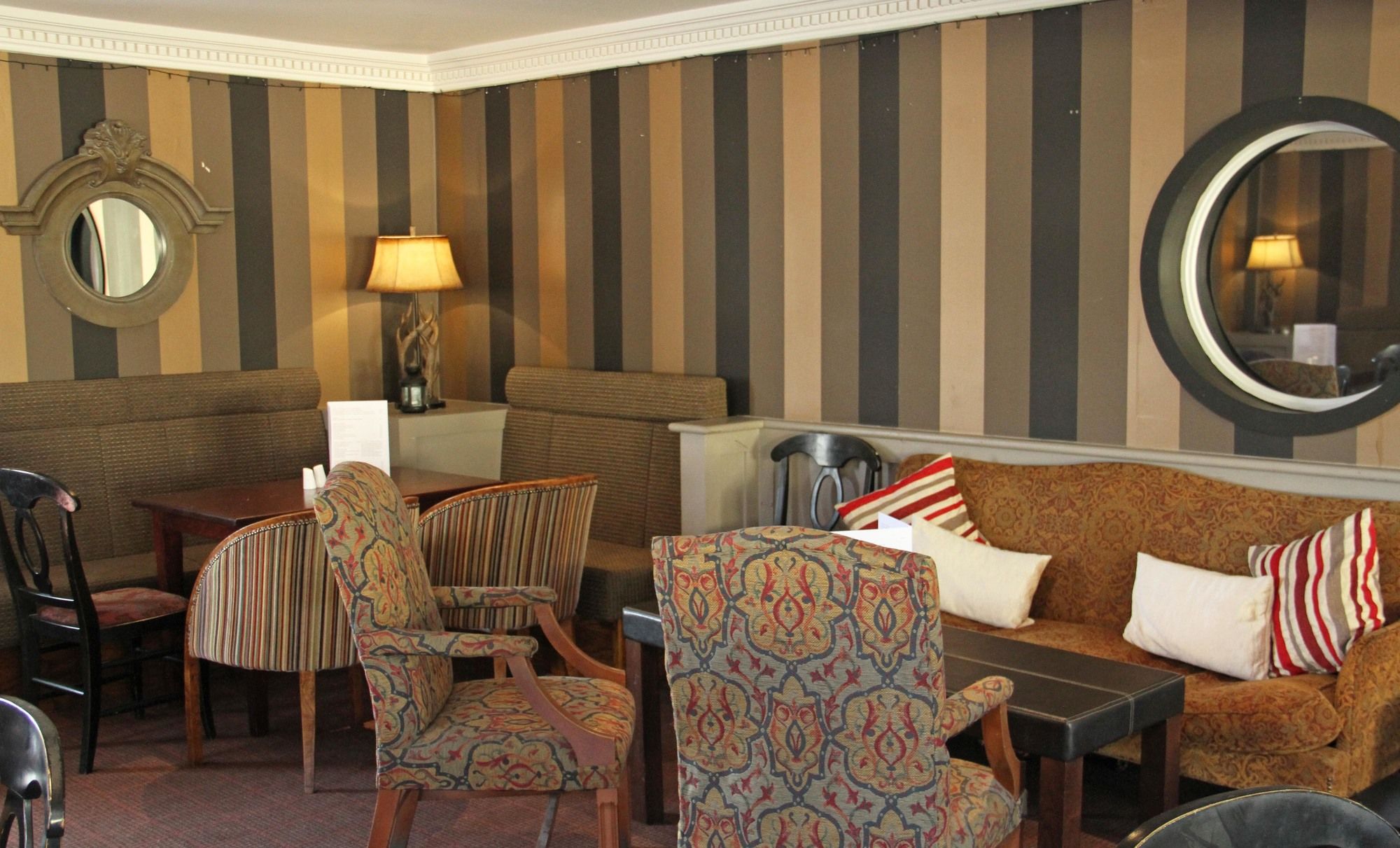 Фото Honest Lawyer Hotel