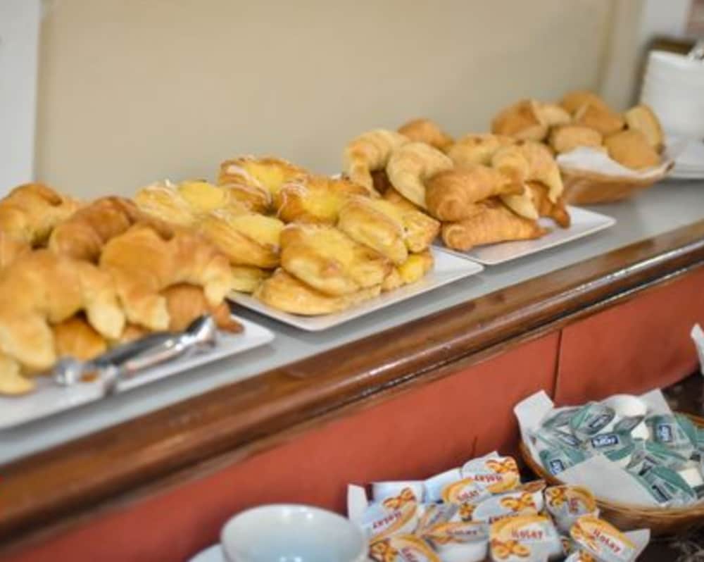 Фото Casi Guemes Hotel