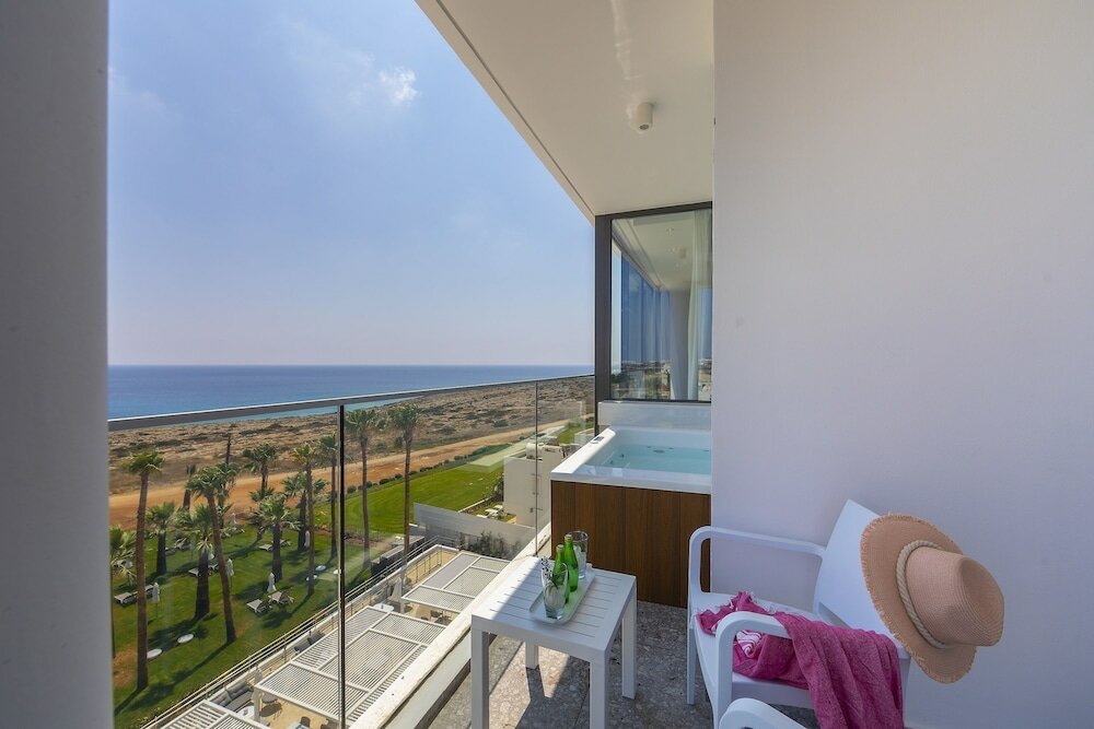 Фото Leonardo Crystal CoveHotel & Spa by the Sea