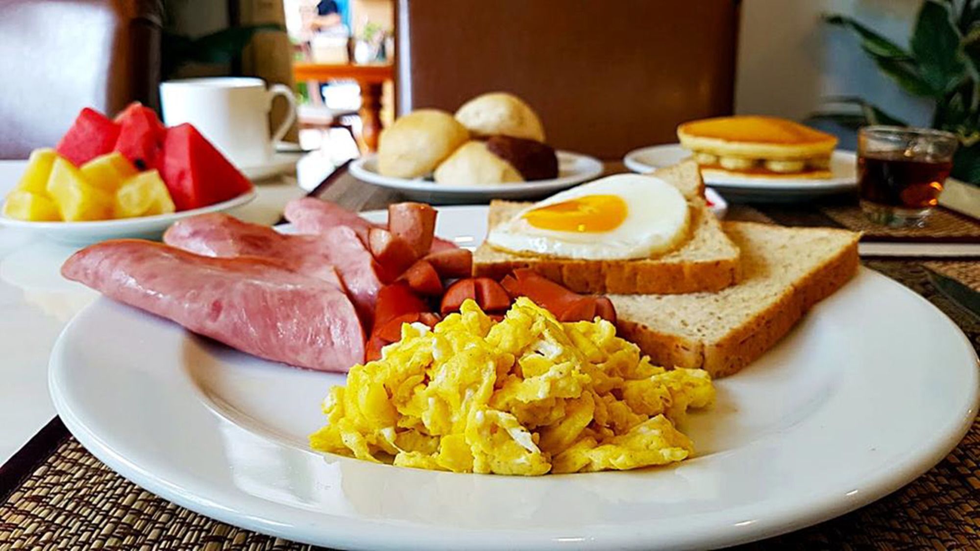 Фото DinsoMon Hotel