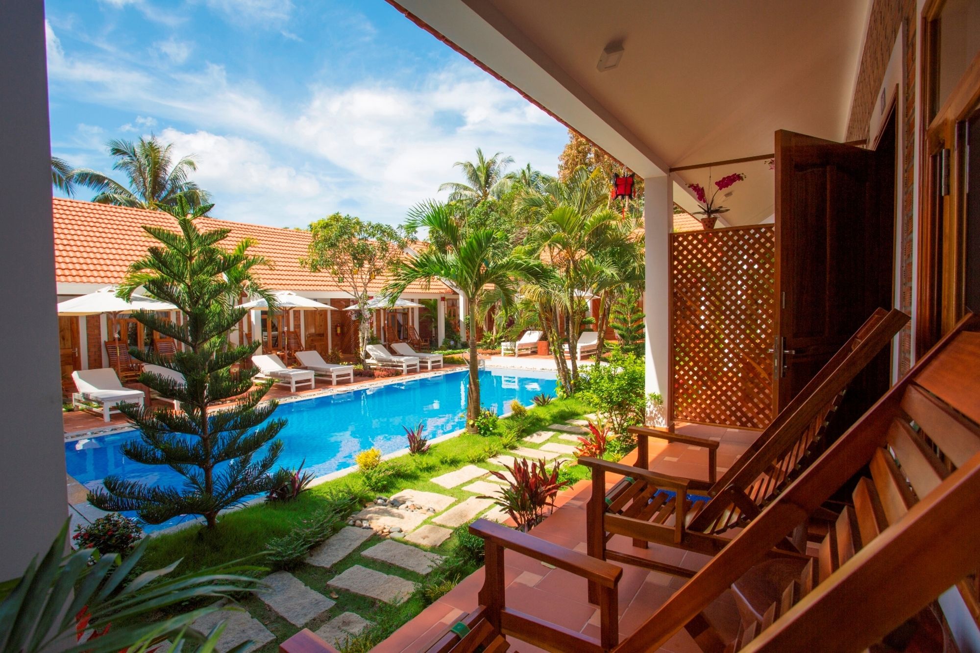 Фото Little Garden Bungalow