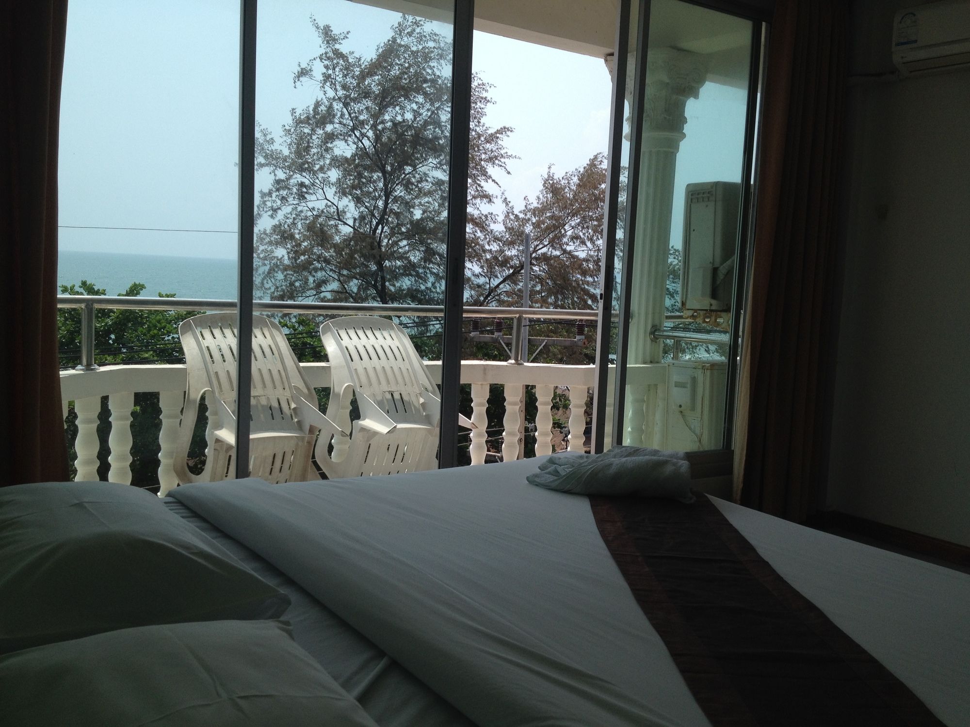 Фото Pimpimarn Beach Hotel