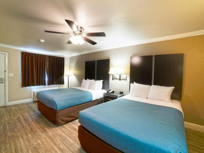 Фото Econo Lodge Inn & Suites Corpus Christi