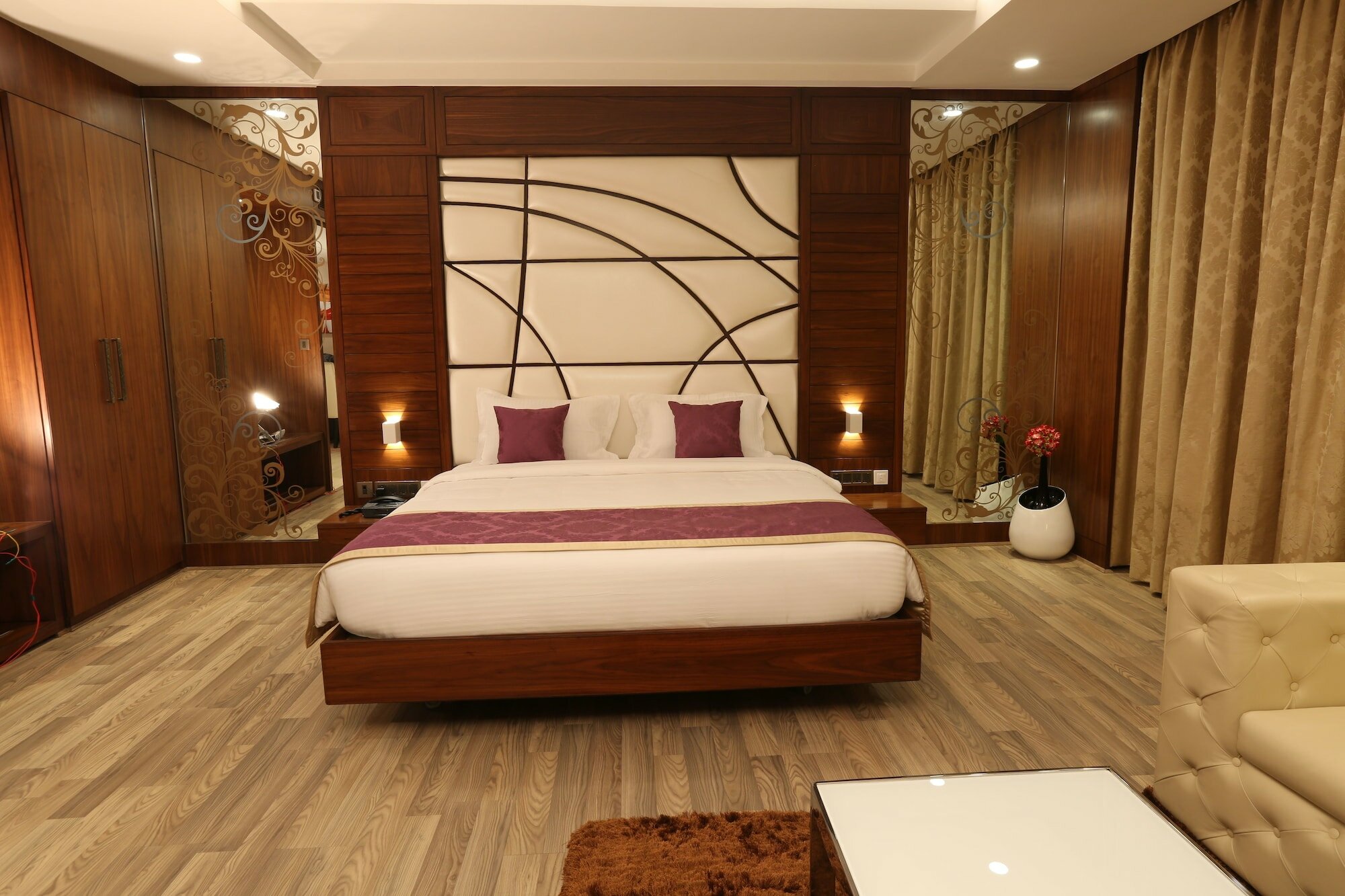 Фото M Crown Hotel