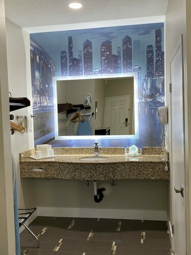 Гостиница Mid City Inn and Suites в Дауни
