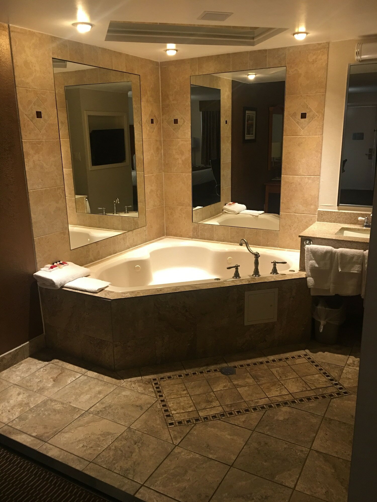 Фото Ramada by Wyndham Rockville Centre