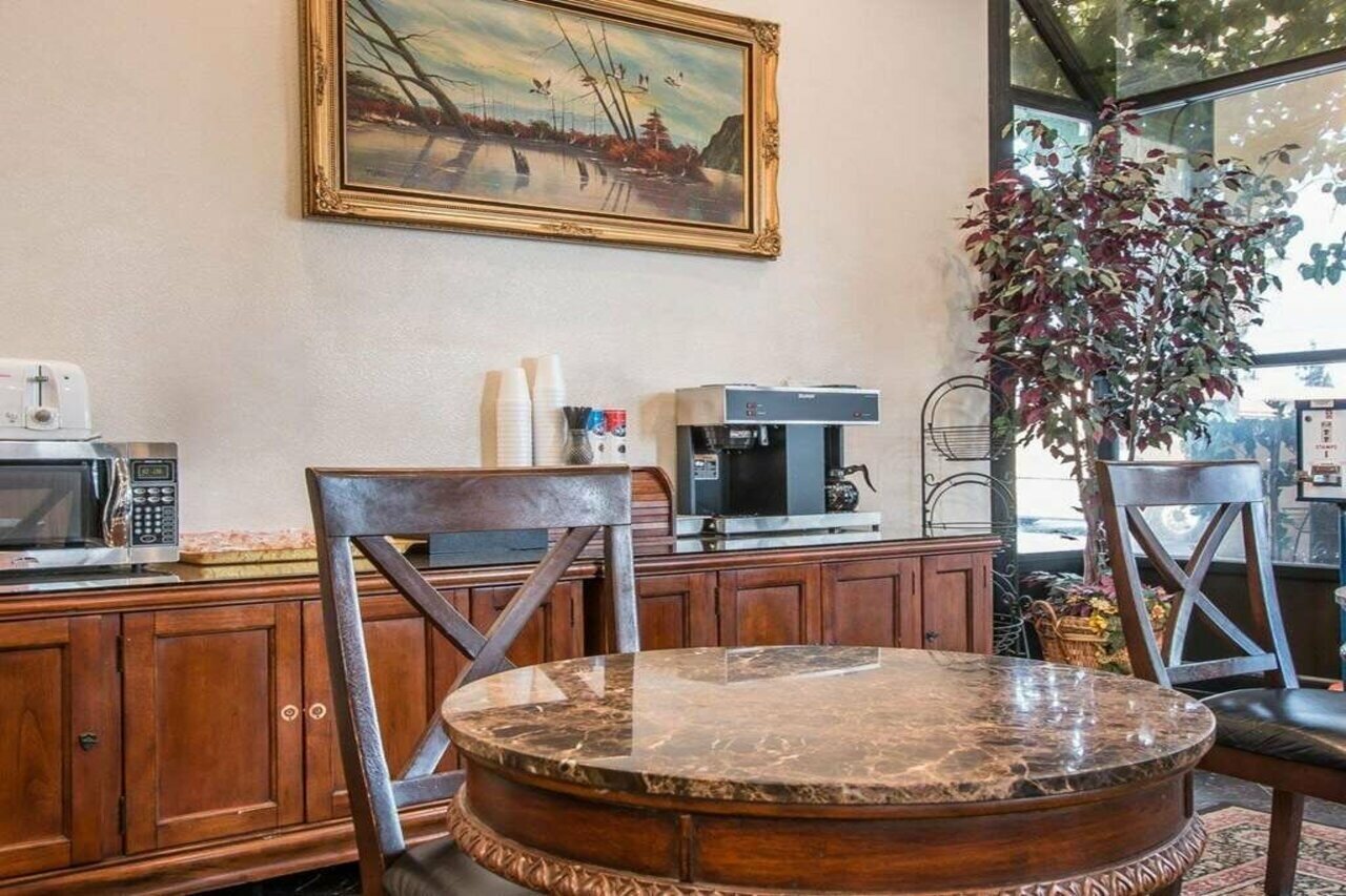 Фото Palm Inn Hotel near Tyler Mall Riverside