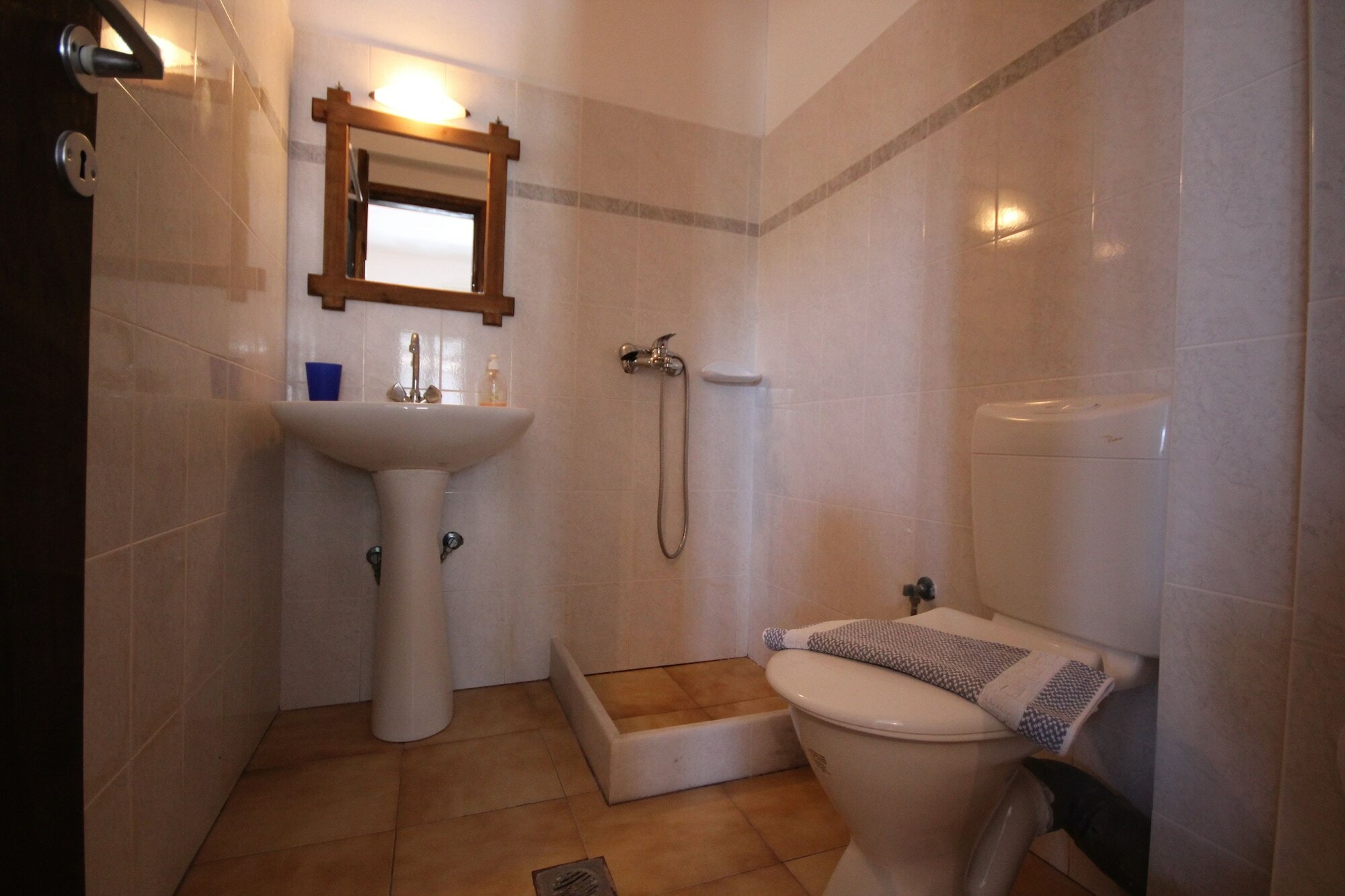 Фото Vrachia Studios & Apartments