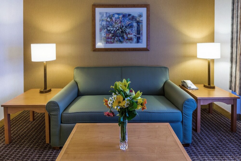 Фото Ramada by Wyndham Costa Mesa/Newport Beach