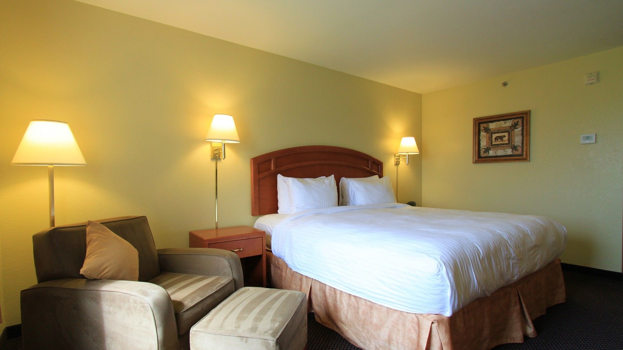 Фото Days Inn & Suites by Wyndham Thompson