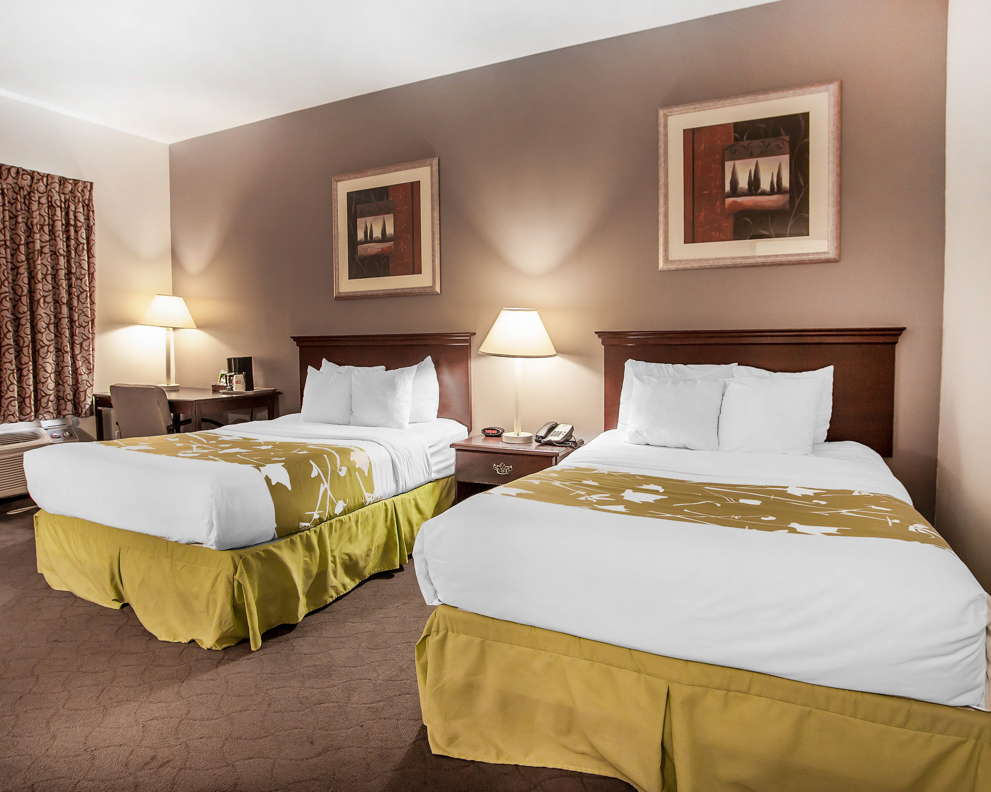 Фото Econo Lodge Inn & Suites Fairgrounds