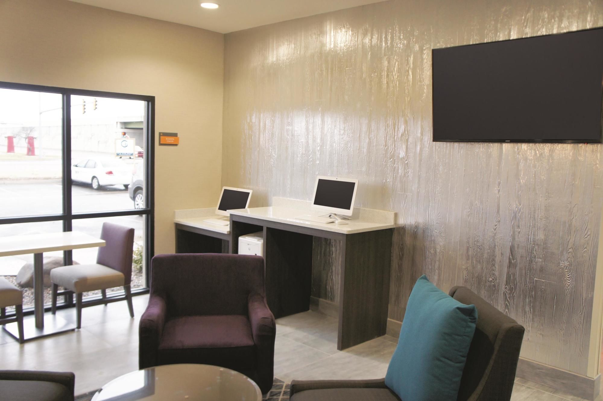 Фото La Quinta Inn & Suites by Wyndham Wichita Airport