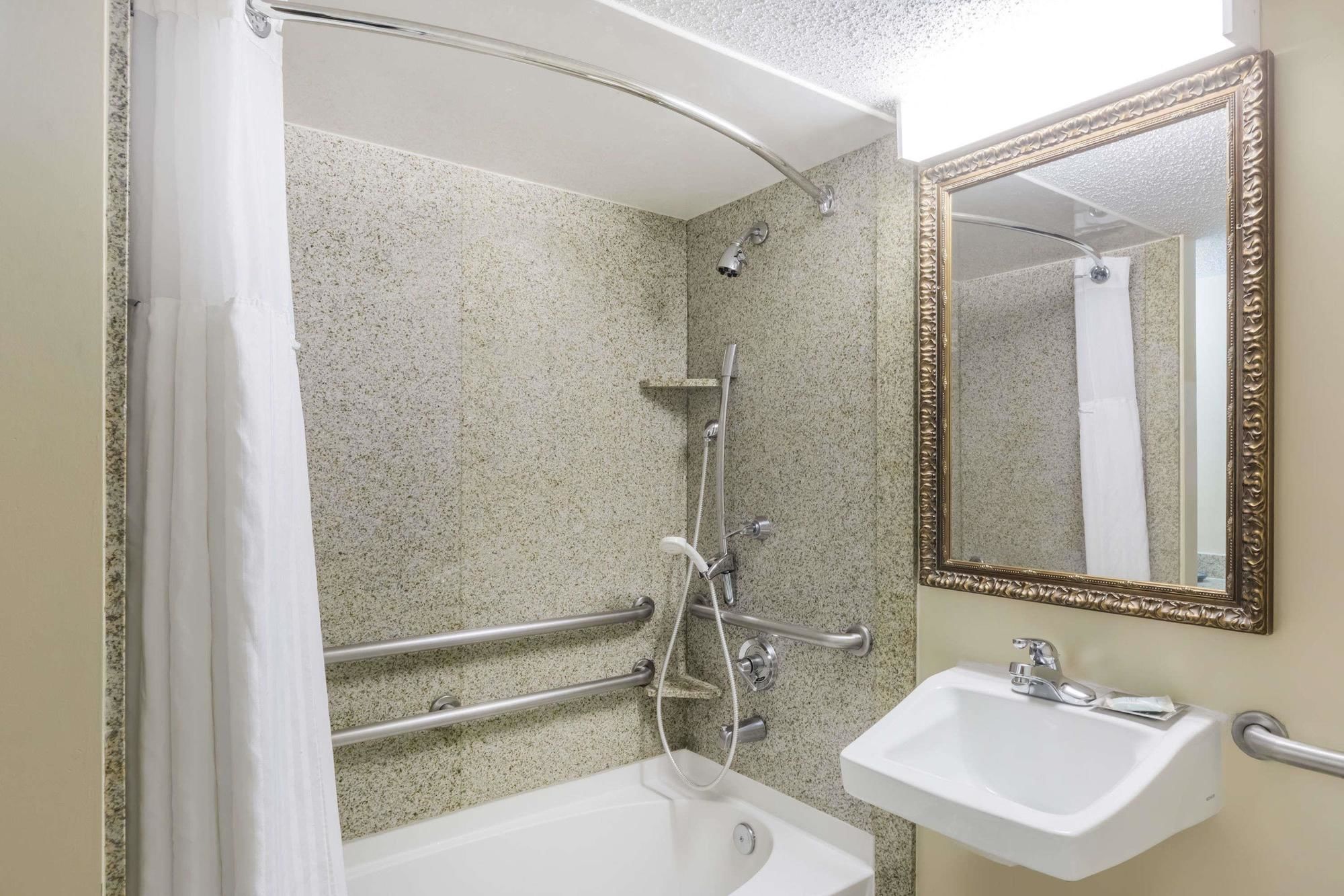 Фото Wyndham Riverfront Little Rock