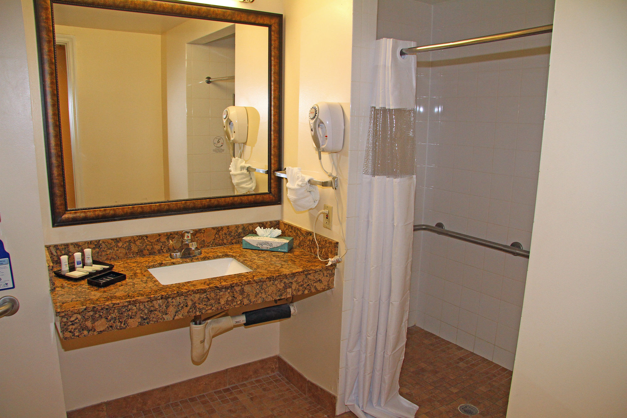 Фото Best Western Plus Universal Inn