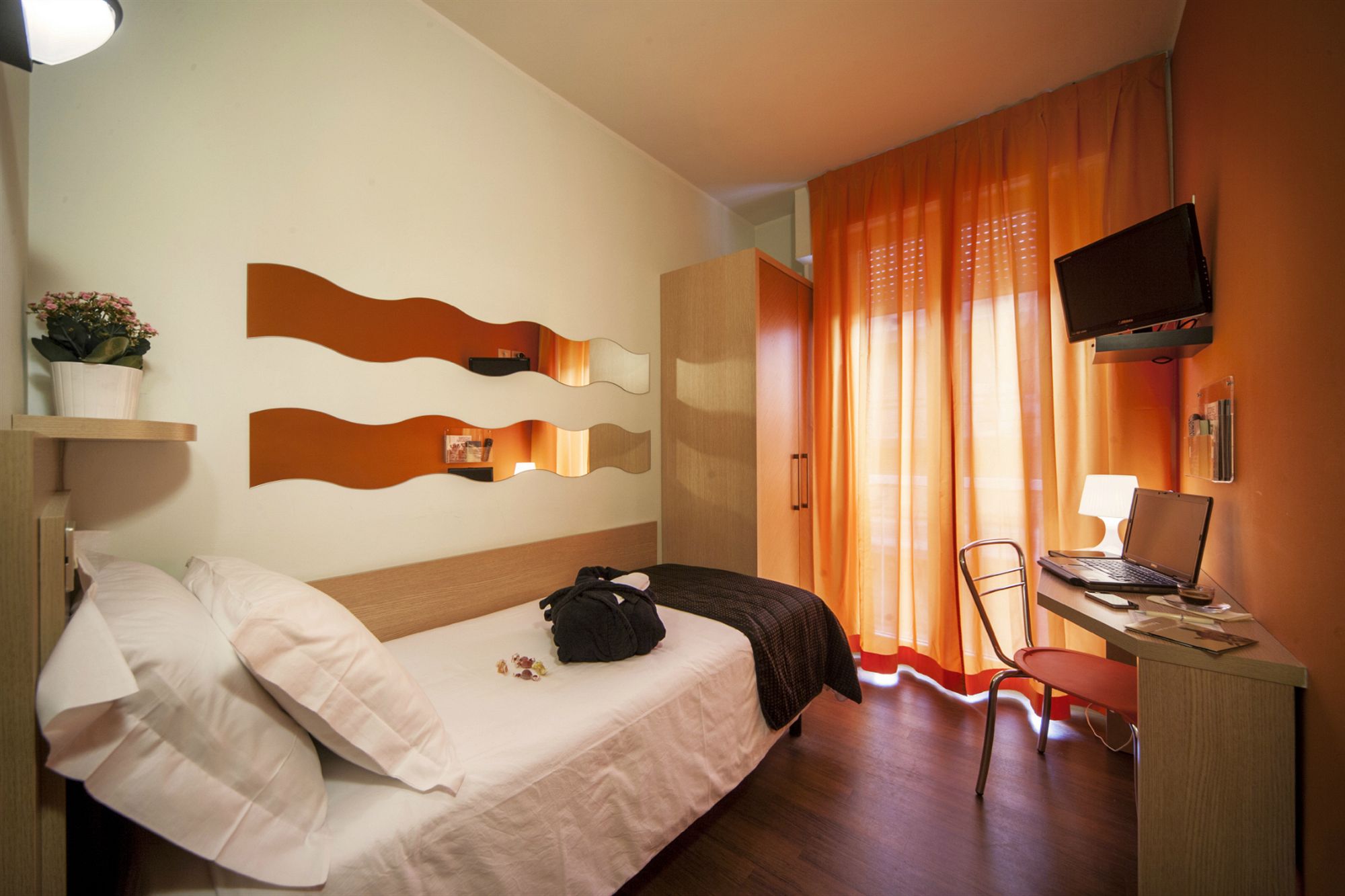 Фото Polo Younique Hotel