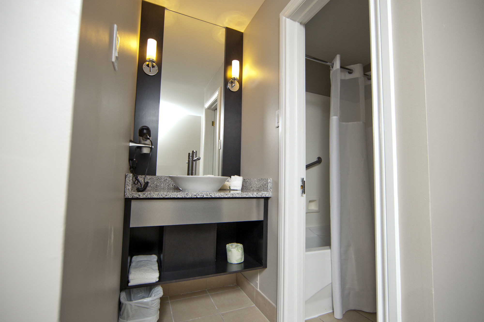 Фото Ramada by Wyndham Ottawa On The Rideau