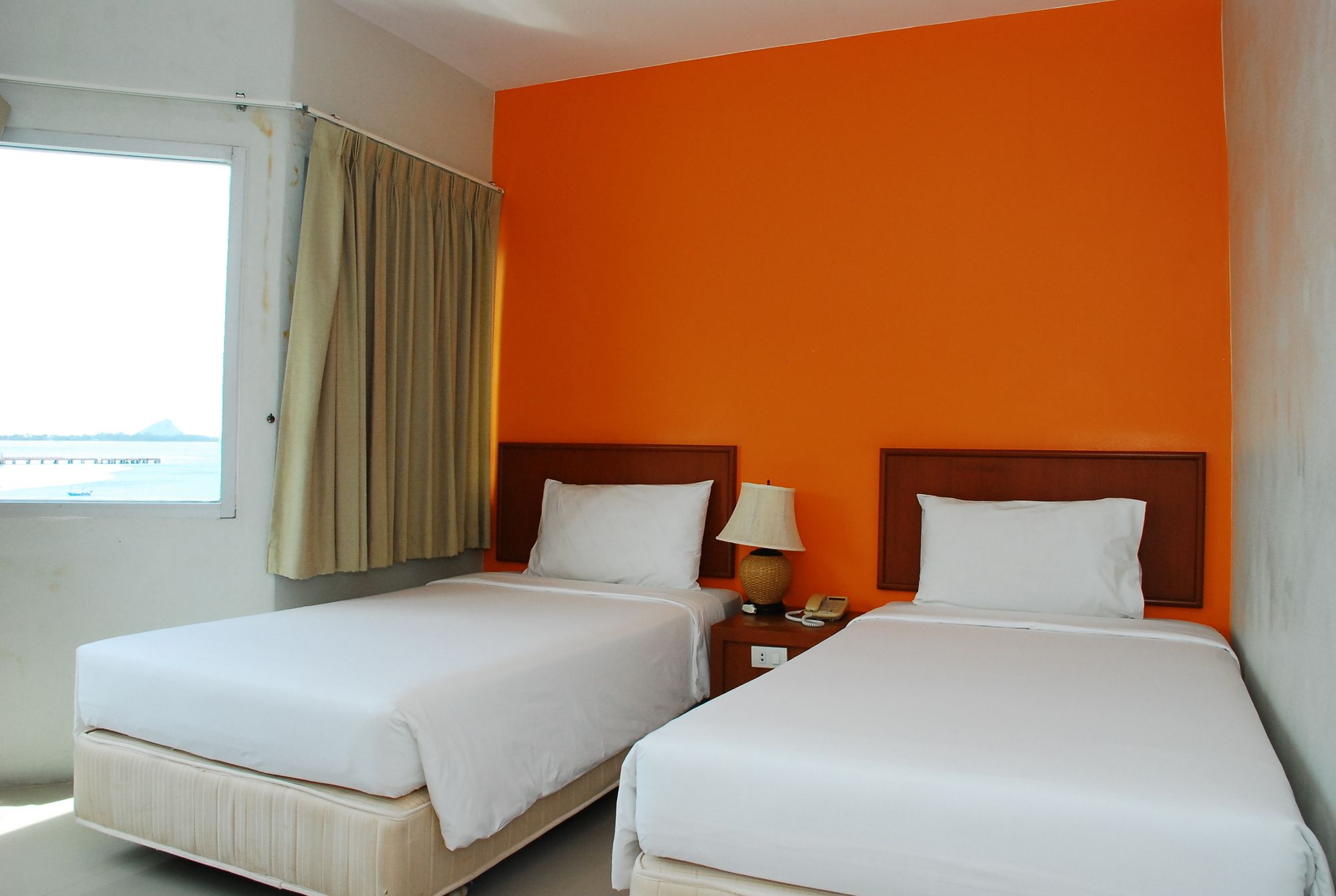 Фото Prachuap Beach Hotel