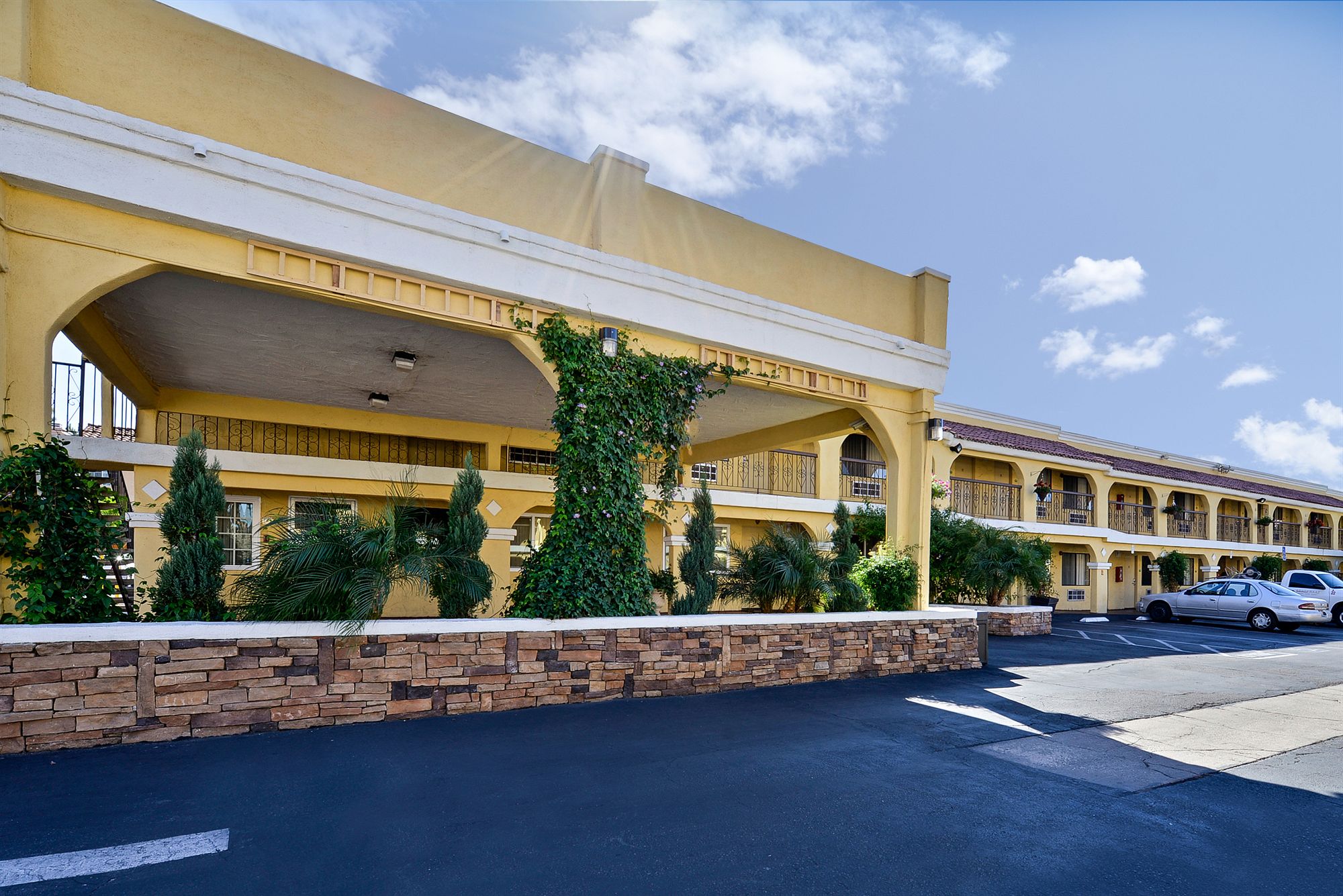 Фото Econo Lodge Inn & Suites El Cajon San Diego East