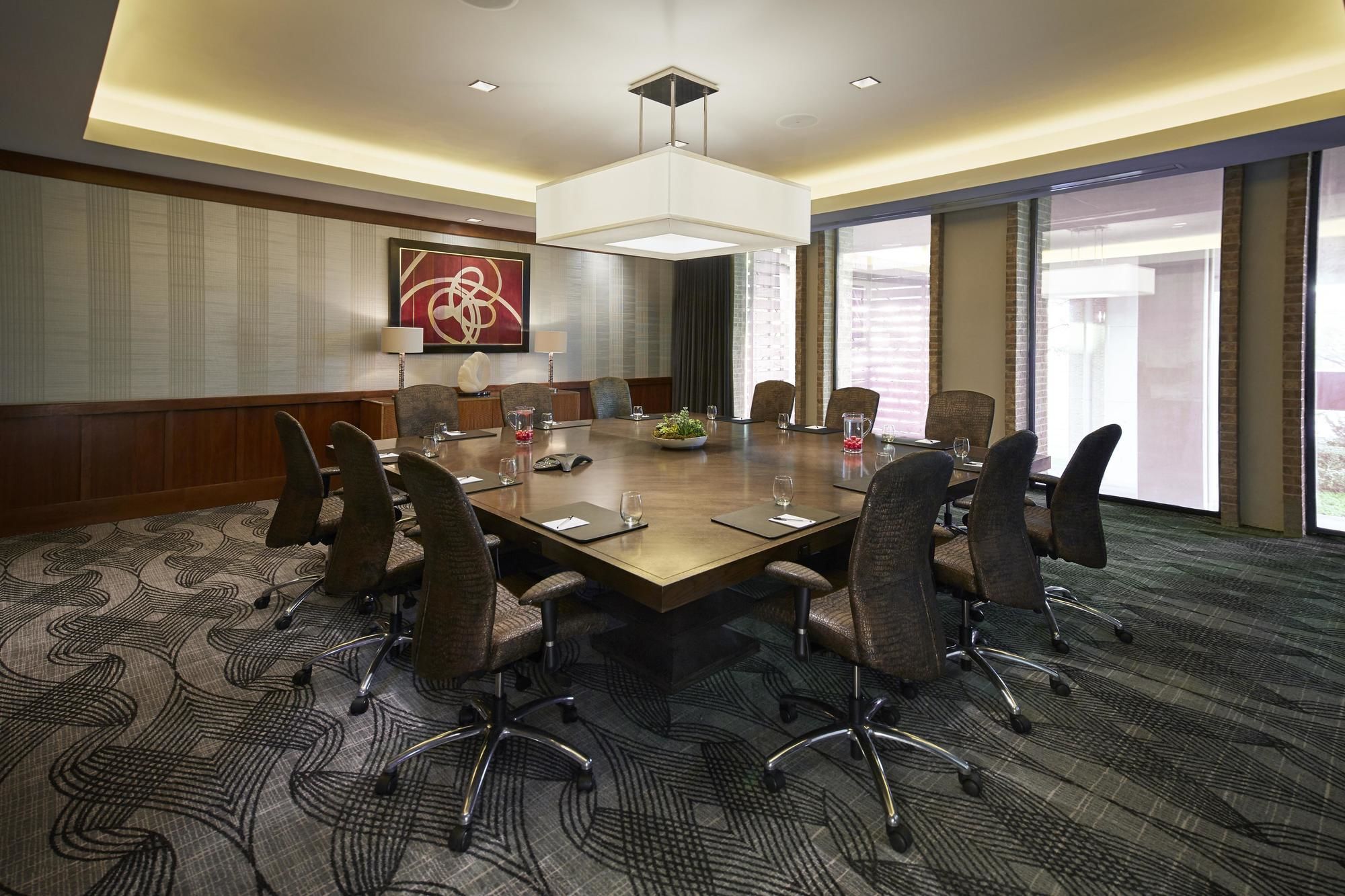 Фото The Highland Dallas, Curio Collection by Hilton