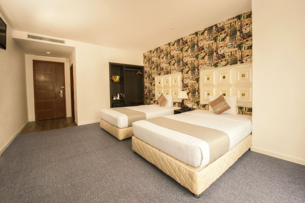 Фото Golden Crown Hotel