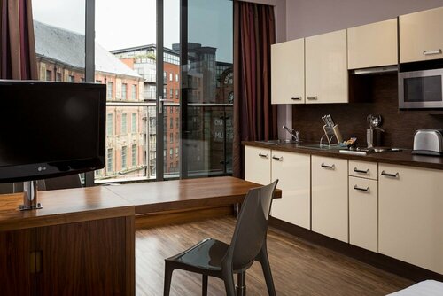 Гостиница Roomzzz Leeds City в Лидсе