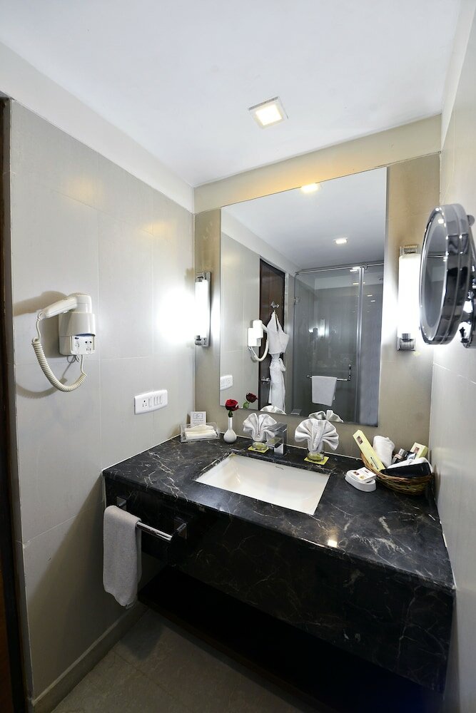 Фото The Bristol Hotel