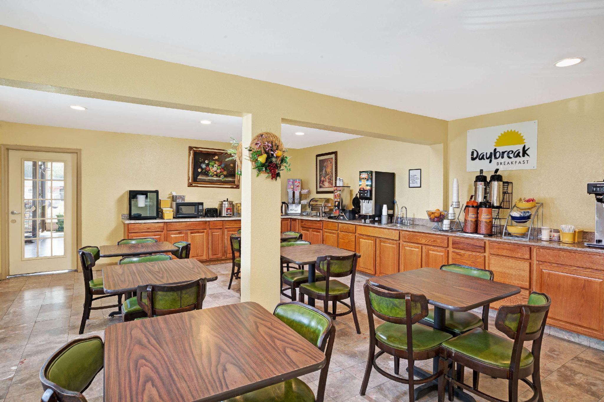 Фото Days Inn by Wyndham Newport News