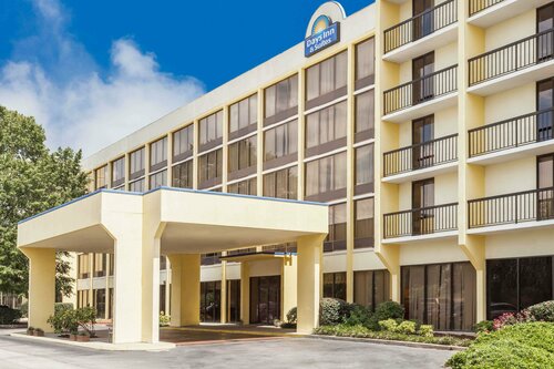 Гостиница Days Inn & Suites by Wyndham Se Columbia Ft Jackson