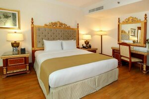 Sunday Hotel Holiday international Dubai (Holiday International Hotel Embassy District, Al Hamriya, Bur Dubai, Dubai), hotel