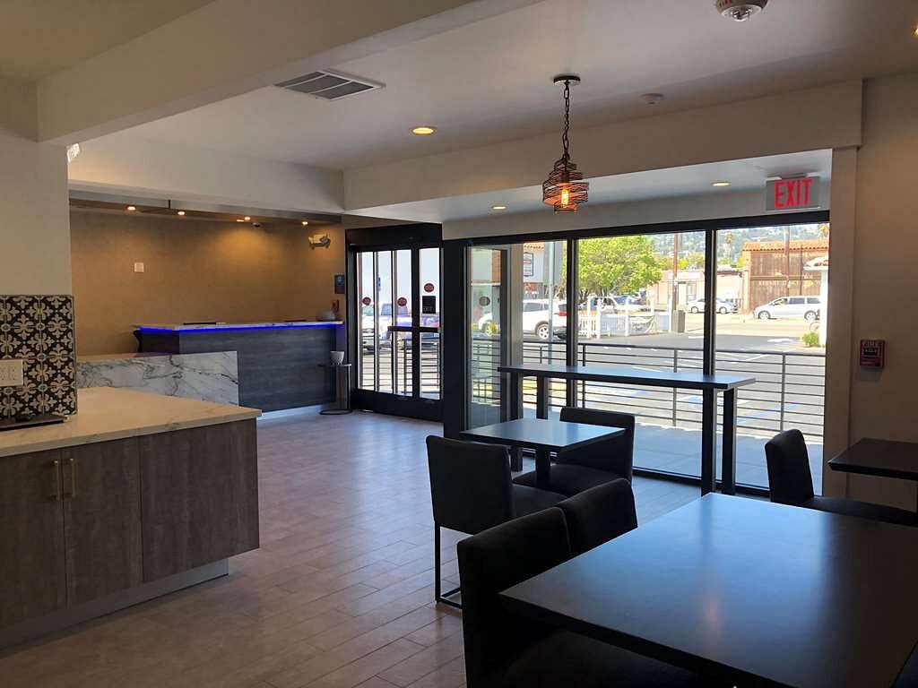 Фото Golden Bear Hotel, SureStay Collection by Best Western