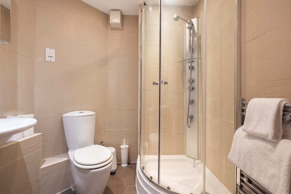 Фото The Walworth Hideout - Elegant 2bdr Flat