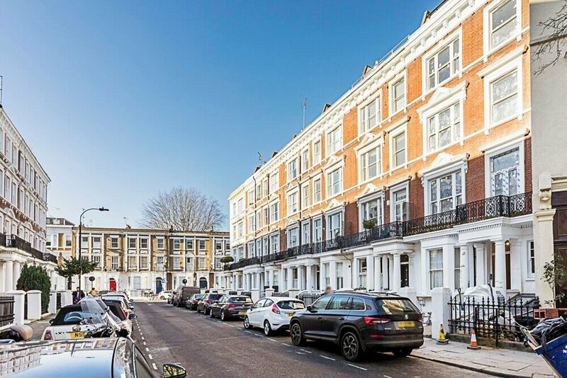 Апартаменты Three Bedroom Kensington Flat в Лондоне