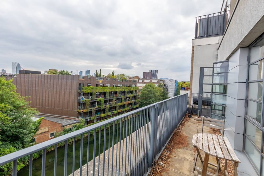 Фото Serene 1bd Canal-side Flat w Terrace - Haggerston