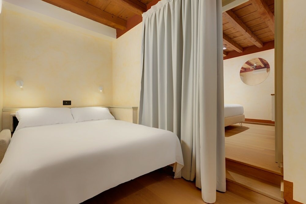 Фото 1881 Luxury Suites