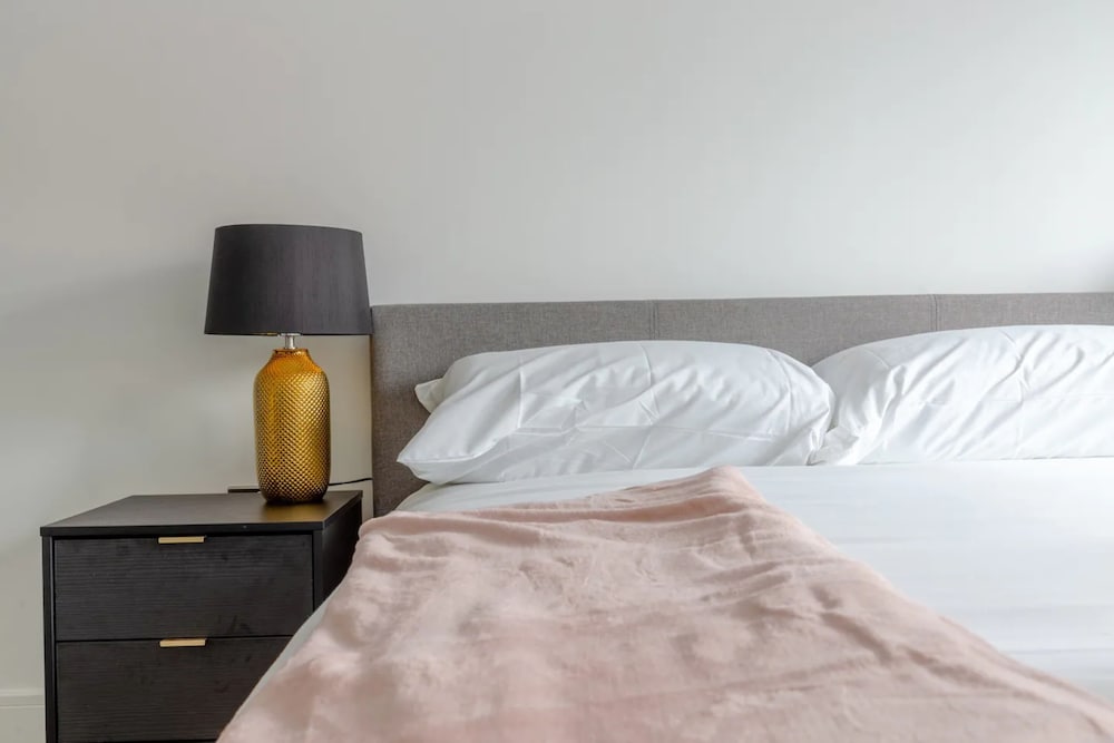 Фото Contemporary 2 Bedroom in West London