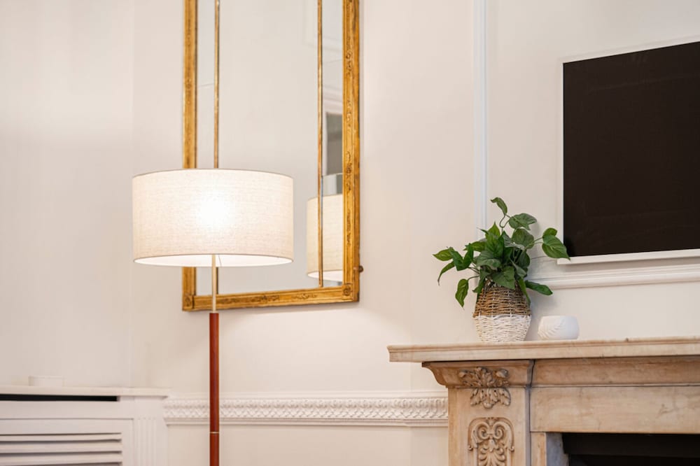 Фото Beautiful Belgravia Apartment by Underthedoormat