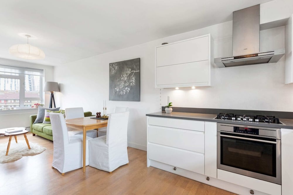 Фото Lovely 2 Bed Apartment w Balcony nr River Thames