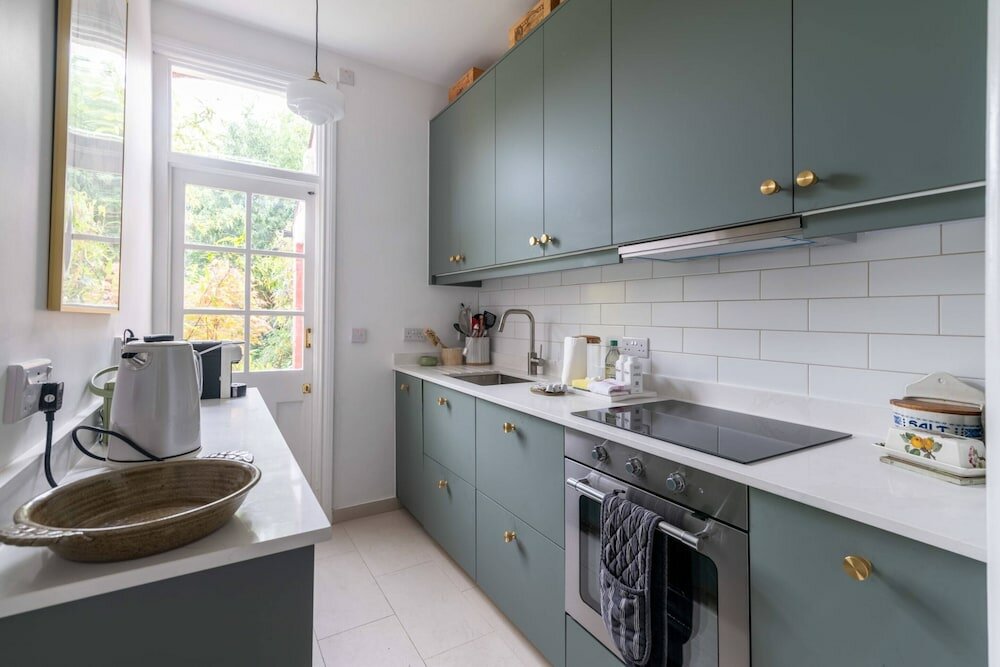 Фото Beautiful Three Bed Abode Near Dollis Hill