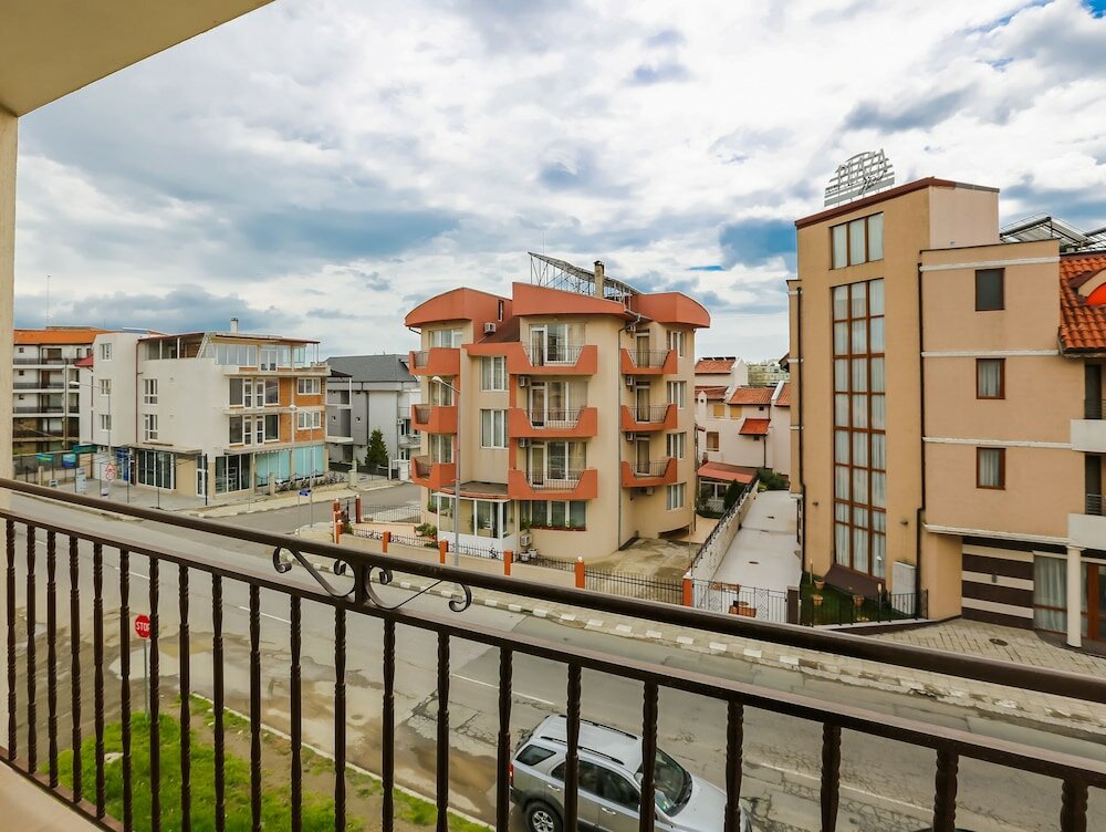 Фото Family Apartment in Dafinka Guest House