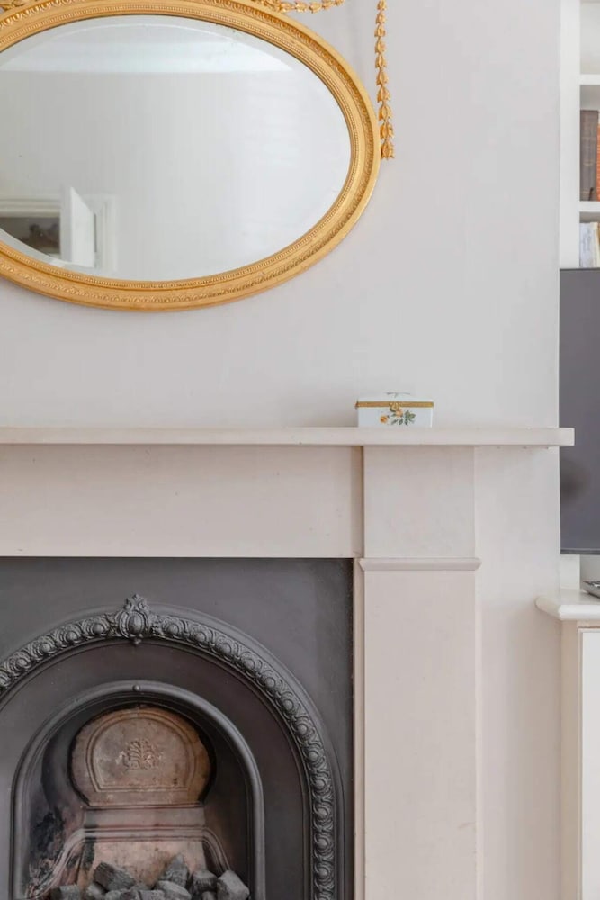 Фото Charming 2 Bedroom Home in West London