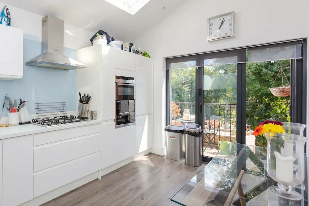 Фото Stunning 2 Bedroom Apartment in Maida Vale With a Garden