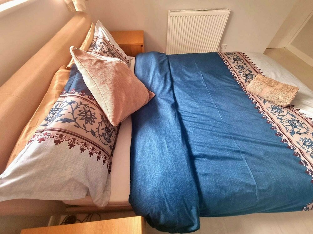 Фото London Home with Beautiful Greenery