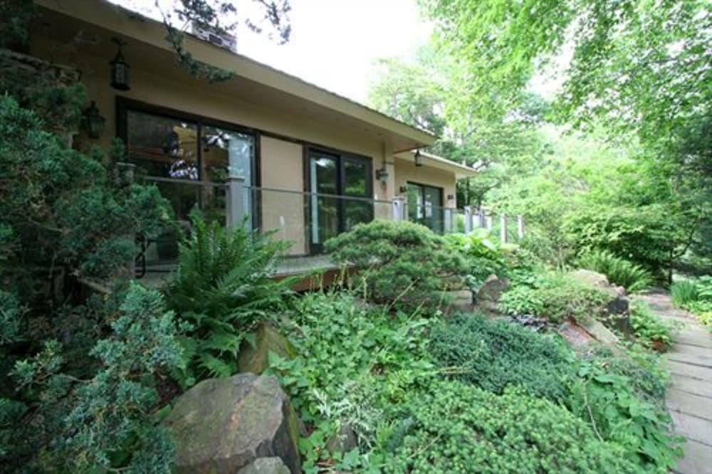 Фото Alpenhof Bed and Breakfast