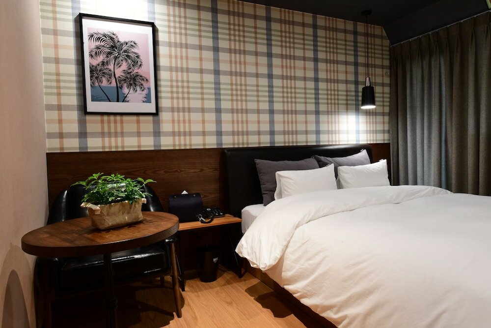 Фото Brown Dot Daeyeon